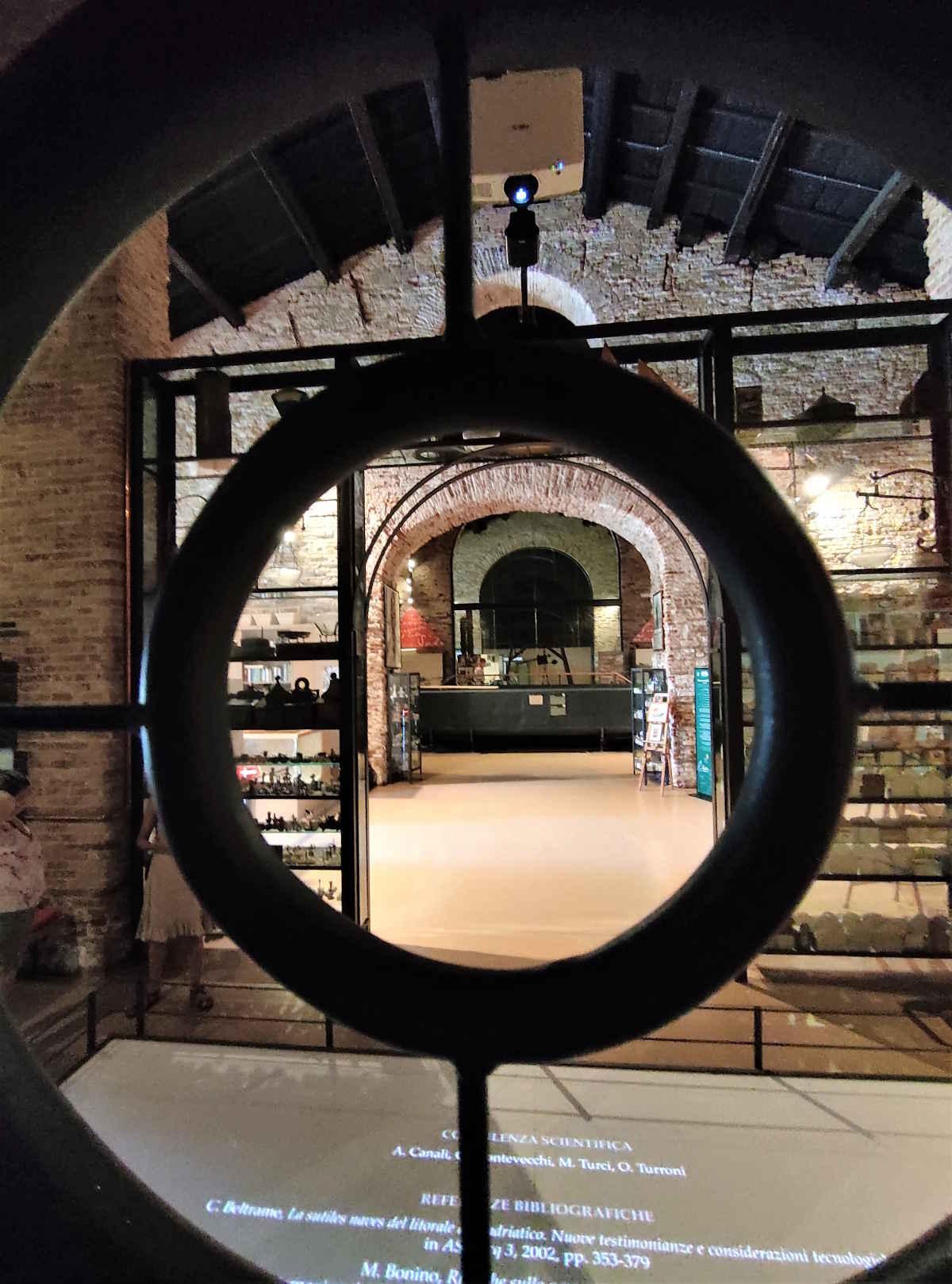 Interno del Museo del Sale di Cervia con esposizione di attrezzi