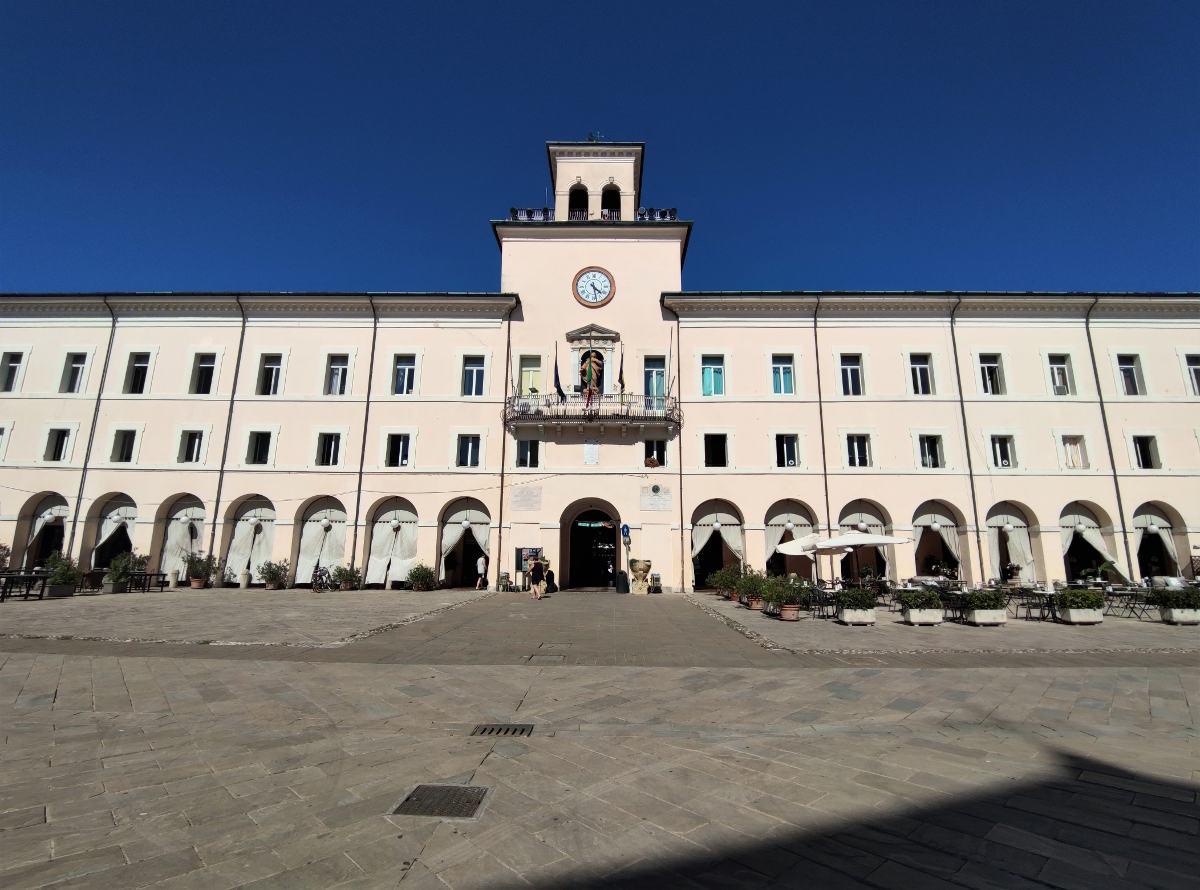 Piazza Garibaldi a Cervia con Palazzo Comunale